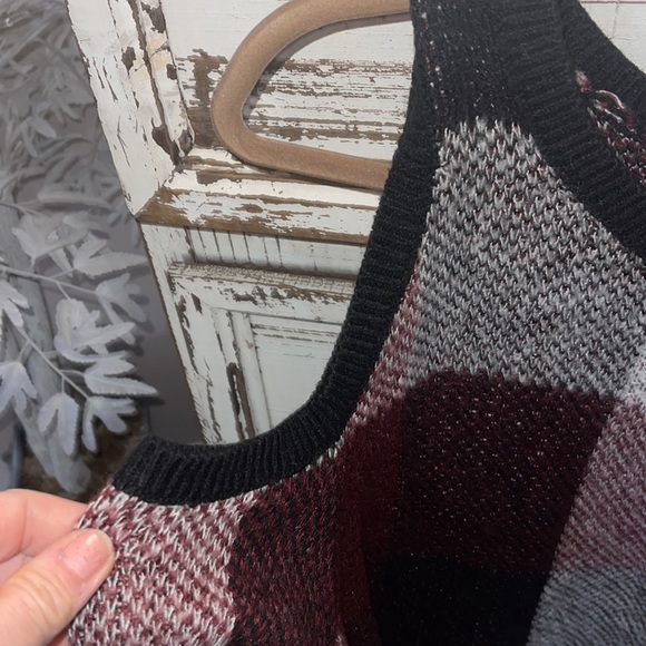 NWOT fashion to figure cold shoulder sweater burgundy black and white squares 3x - Picture 5 of 6